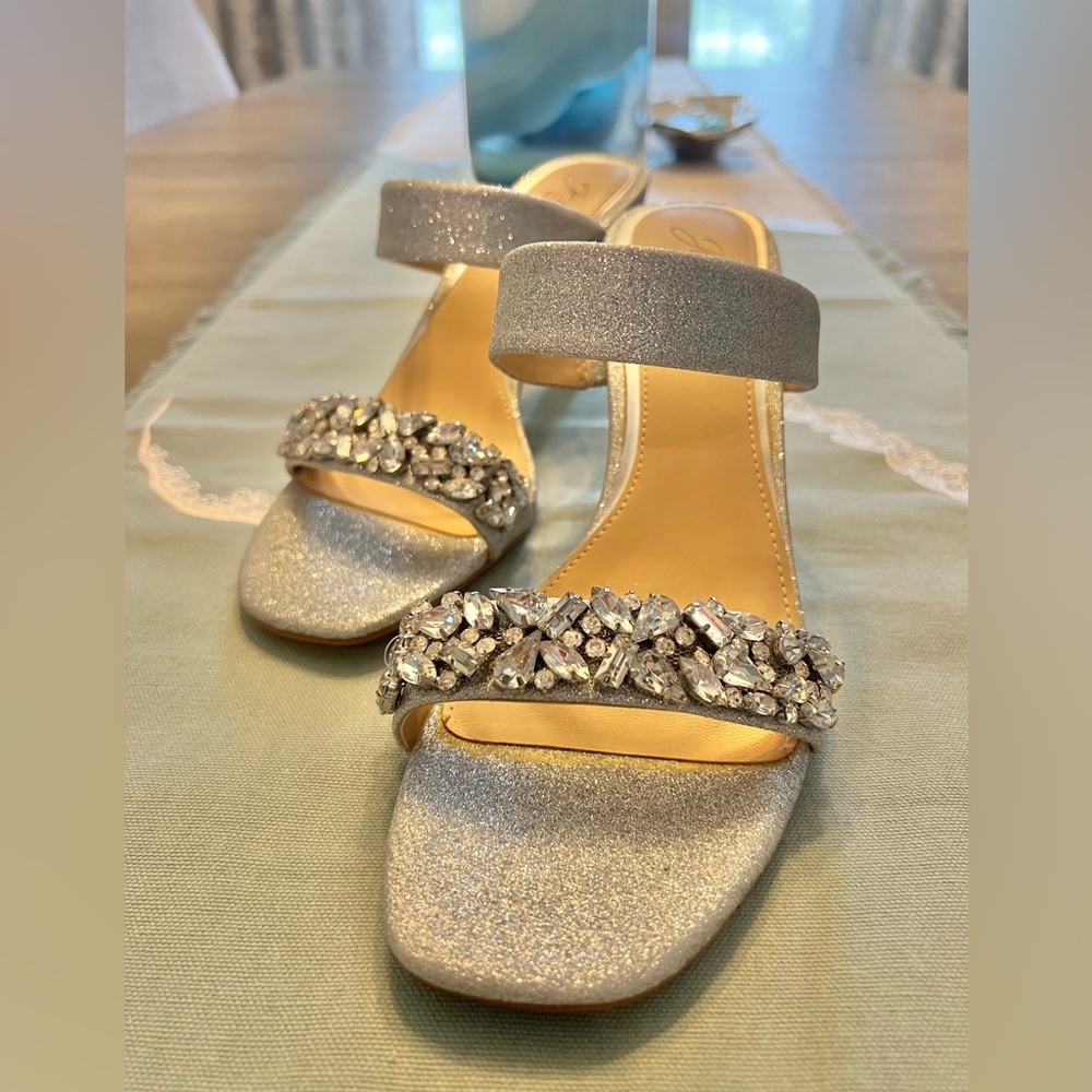Badgley Mischka Jewel sandals with rhinestones and glitter. Size 8.
